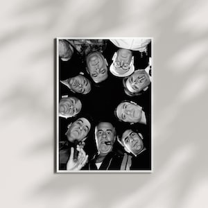 Könnte beinhalten: Ein schwarz-weißer Fotodruck mit einer kreisförmigen Komposition aus der Froschperspektive, die acht nach unten blickende Personen zeigt. Die Personen sind in einem Kreis angeordnet, einige tragen Hüte und Brillen, eine Person hält eine Zigarre.