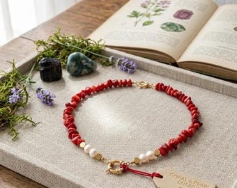 Collana di corallo rosso e perle d'acqua dolce con chiusura dorata, gioiello di tendenza.