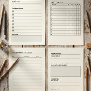 Könnte beinhalten: Vier cremefarbene Planerseiten mit Text, darunter ein Tagesplaner, ein Gewohnheitstracker, ein Fokus-Session-Tracker und ein wöchentlicher Reset. Bleistifte, ein kleiner Tintenfass und ein Korken sind um die Seiten auf einer Holzoberfläche angeordnet.