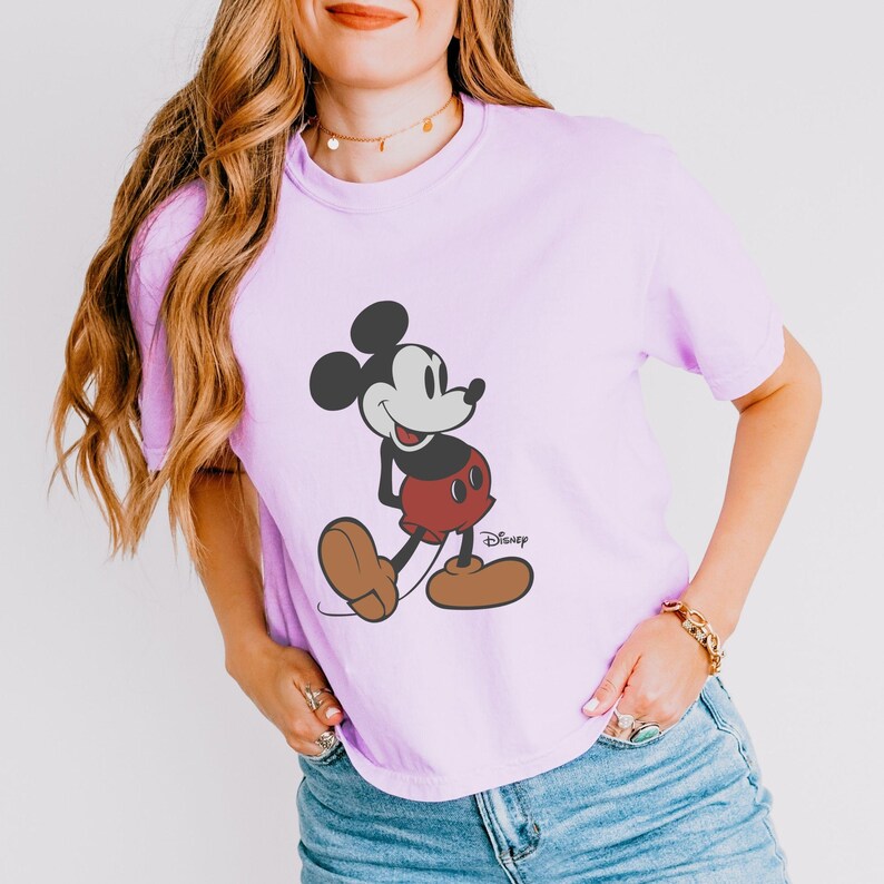 Pu&ograve; includere: T-shirt lilla chiaro con grafica di Topolino. Il personaggio dei cartoni animati &egrave; raffigurato in nero, rosso e marrone, con il logo Disney. La maglietta ha una vestibilit&agrave; comoda ed &egrave; adatta all'abbigliamento casual.