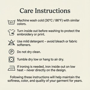 Pu&ograve; includere: Un cartoncino color crema con il testo "Care Instructions" in carattere scuro. Le istruzioni includono il lavaggio a 30&deg;C, rivoltare, usare un detersivo delicato, evitare il lavaggio a secco, asciugare in asciugatrice a bassa temperatura e stirare al rovescio.