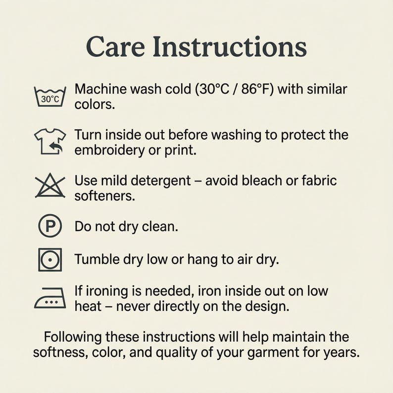 Pu&ograve; includere: Un cartoncino color crema con il testo "Care Instructions" in carattere scuro. Le istruzioni includono il lavaggio a 30&deg;C, rivoltare, usare un detersivo delicato, evitare il lavaggio a secco, asciugare in asciugatrice a bassa temperatura e stirare al rovescio.