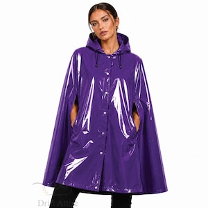 Puede incluir: Una capa de lluvia de vinilo morado brillante con capucha y cordones negros, cierre frontal de botones con broches de metal plateado y aberturas anchas para los brazos en los laterales. El material tiene un acabado reflectante.