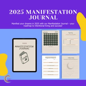 Op de afbeelding: Een 2025 Manifestatie Journal, bestaande uit een digitale tablet en meerdere pagina's, tegen een paarse en blauwe achtergrond. De tablet toont de omslag van het journal. De pagina's bevatten een kalender, doelstellingen en schrijfopdrachten.