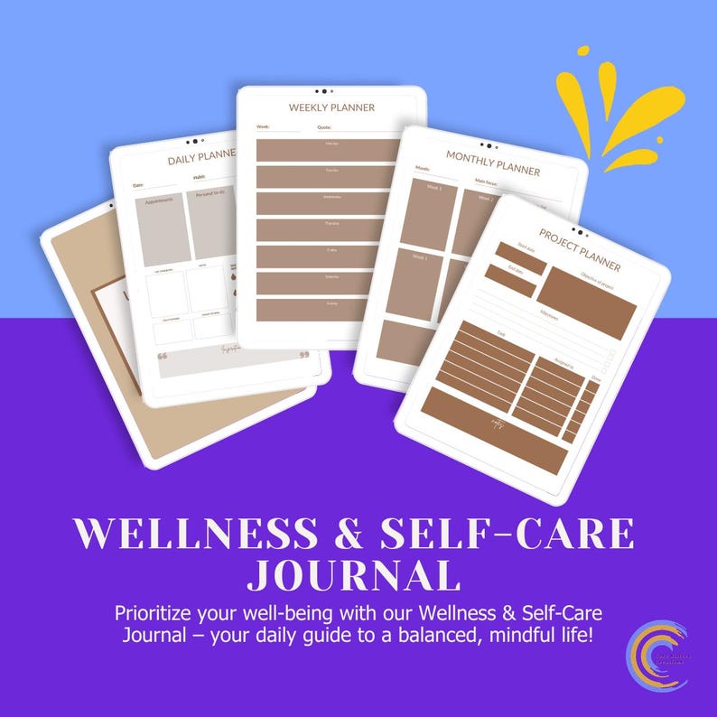 Op de afbeelding: Een wellness- en zelfzorgjournaal met dagelijkse, wekelijkse, maandelijkse en projectplannerpagina's weergegeven op tablets. De tablets zijn wit met bruine en beige accenten. De tekst "WELLNESS & SELF-CARE JOURNAL" wordt hieronder weergegeven.