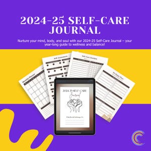 Op de afbeelding: Een digitale tablet toont de omslag van een 2024-25 Self-Care Journal, met de titel in grote witte tekst. Verschillende pagina's met titels als "Maandplanner" en "Zelfevaluatie" omringen de tablet. De achtergrond is paars en geel.