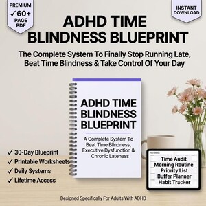 Könnte beinhalten: Ein spiralgebundener Planer mit dem Titel ADHD TIME BLINDNESS BLUEPRINT mit weißem Einband und schwarzem Text. Der Einband enthält den Untertitel A Complete System To Beat Time Blindness, Executive Dysfunction & Chronic Lateness. Ein Tablet zeigt ein Zeit-Audit.