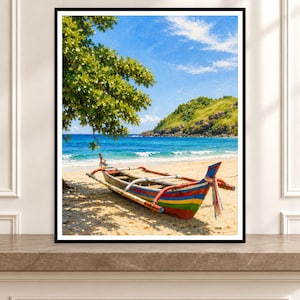 Op de afbeelding: Een ingelijste wandkunstprint met een kleurrijke houten prauw op een zandstrand. De boot is beschilderd met horizontale strepen in rood, geel, groen en blauw en heeft een decoratieve stoffen strik aan de puntige boeg.