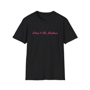 Peut inclure: T-shirt noir &agrave; col rond et manches courtes. Le devant du t-shirt porte l'inscription rose "Don't Be Jealous" en &eacute;criture cursive. Le t-shirt est de couleur noire unie.