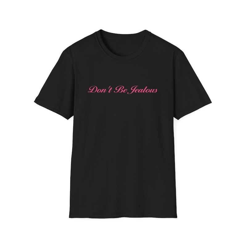Peut inclure: T-shirt noir &agrave; col rond et manches courtes. Le devant du t-shirt porte l'inscription rose "Don't Be Jealous" en &eacute;criture cursive. Le t-shirt est de couleur noire unie.