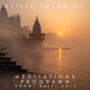 Op de afbeelding: Een serene landschap met oude tempels langs een rivier bij zonsopgang. De afbeelding is gehuld in een warm, gouden licht, met de tekst "STILLE IM GEIST" bovenaan en "MEDITATIONS PROGRAMM SWAMI KALKI KALA" onderaan.