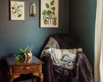 Mesita auxiliar Broyhill Queen Anne restaurada de los años 80 — Madera maciza de cerezo, acabado en nogal