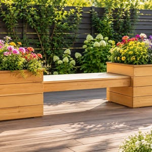 Peut inclure: Banc de jardin en bois avec deux jardinières rectangulaires remplies de fleurs colorées. Le banc est en bois clair et est posé sur une terrasse en bois. L'arrière-plan présente une végétation luxuriante et une clôture en bois sombre.