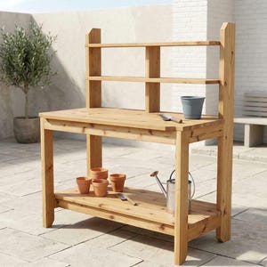 Peut inclure: Établi de jardin en bois clair avec étagères supérieures et inférieures. Il comprend un plan de travail et est équipé de pots en terre cuite, d'un pot gris et d'outils de jardinage. Idéal pour les activités de jardinage.