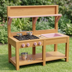 Pode incluir: Uma cozinha de brinquedo de madeira com acabamento castanho claro, uma pia rosa e quatro botões rosa. A unidade inclui um fogão com duas bocas pretas, uma prateleira e uma área de armazenamento inferior com um balde de metal e duas colheres.