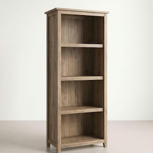 Puede incluir: Una estantería alta de madera con cuatro estantes. La estantería es de madera de color marrón claro y tiene un diseño sencillo y clásico. Los estantes están espaciados uniformemente y la estantería es independiente.