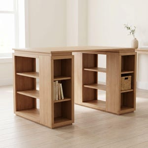 Op de afbeelding: Een bureau van licht hout met een plat rechthoekig blad en twee zijdelingse steunstructuren, elk met drie open planken. De planken zijn verticaal gerangschikt, met aan de ene kant enkele boeken en aan de andere kant een gevlochten mand.