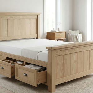 Könnte beinhalten: Helles Holzbett mit Kopf- und Fußteil. Das Bett hat eine weiße Matratze und eingebaute Schubladen zur Aufbewahrung. Kopf- und Fußteil sind mit vertikalen Brettern gestaltet. Das Bett steht in einem hellen Raum.