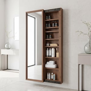 Op de afbeelding: Een houten spiegel met een verborgen opbergkast. De kast is gevuld met toiletartikelen, handdoeken en andere badkamerbenodigdheden. De spiegel is open en onthult de planken. Het ontwerp is modern en minimalistisch.