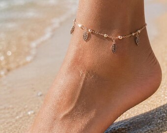 Cavigliera a forma di foglia placcata oro, gioiello botanico boho per i piedi, accessorio estivo minimalista ispirato alla natura.