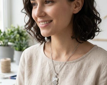 Collana con ciondolo geometrico in argento da donna / Collana minimalista con charm testurizzato / Regalo di gioielli moderno e raffinato per lei