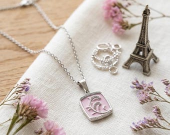 Collana con ciondolo floreale rosa, ciondolo quadrato placcato argento, elegante collana floreale minimalista, regalo romantico per donna