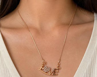 Collana con ciondolo a forma di cuore rosa chiaro con la scritta LOVE per donna / Collana con cuore di cristallo placcato oro / Regalo romantico e delicato per lei