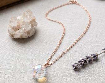 Collana con pendente in cristallo opale, ciondolo minimalista in oro rosa, collana con gemma iridescente, elegante gioiello da indossare tutti i giorni, regalo perfetto per le donne.