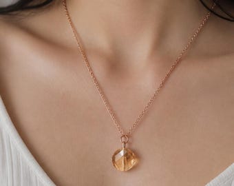 Collana con pendente rotondo in cristallo / Gioielli minimalisti e delicati per tutti i giorni, ideale come regalo per matrimoni o feste.