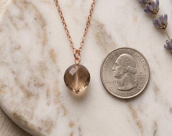 Collana con pendente in quarzo fumé, collana con ciondolo in oro rosa, charm minimalista in cristallo, elegante gioiello da indossare tutti i giorni, regalo perfetto per le donne.