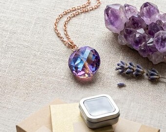 Collana con pendente in cristallo iridescente placcato oro / Collana con pietra sfaccettata viola e blu / Gioiello delicato e minimalista, regalo per lei