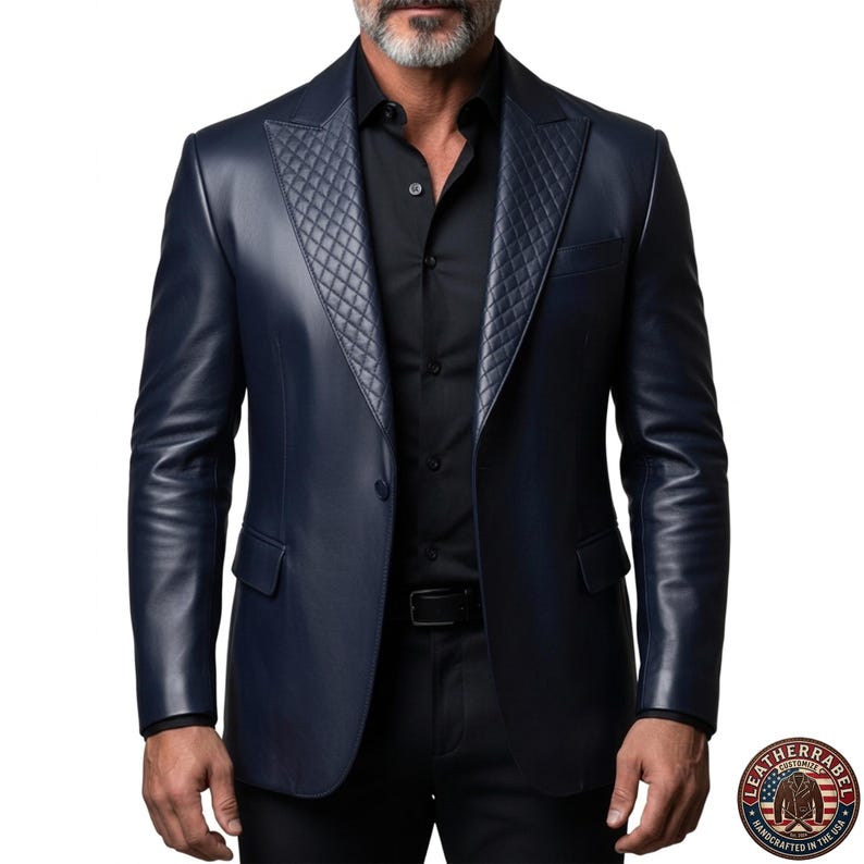 Puede incluir: Una blazer de cuero azul marino con solapa acolchada. La blazer tiene cierre de dos botones y un corte cl&aacute;sico. La imagen tambi&eacute;n muestra una camisa y cintur&oacute;n negros. El logotipo de Leather Label es visible en la esquina inferior derecha.