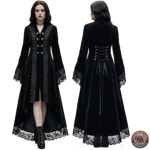Può includere: Un lungo cappotto nero in velluto con dettagli in pizzo e bottoni. Il cappotto presenta un orlo a vita alta e maniche svasate, che riflettono un design gotico o di ispirazione vittoriana. La schiena ha un dettaglio di allacciatura in stile corsetto.