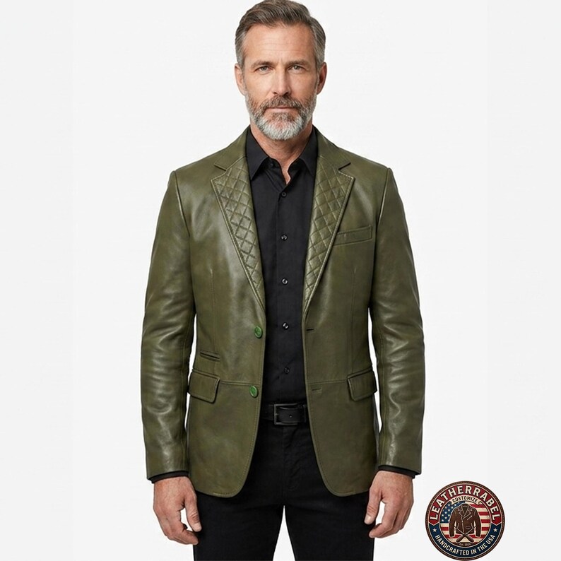 Puede incluir: Blazer de cuero verde oliva con detalles acolchados en los hombros, solapa de muesca y dos bolsillos delanteros. El blazer tiene cierre de dos botones y un corte cl&aacute;sico. Hecho a mano en los EE. UU.