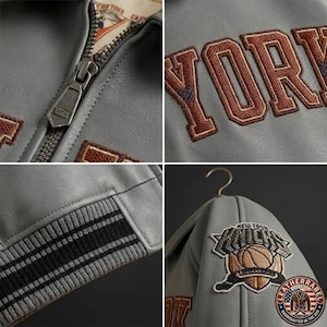 Puede incluir: Una chaqueta universitaria de cuero gris con cremallera met&aacute;lica y tirador de la marca Kith, letras bordadas en marr&oacute;n que dicen YORK, un dobladillo acanalado a rayas negras y grises, y un parche de baloncesto de los New York Knicks en la manga.