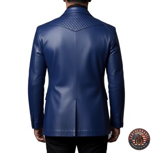 Puede incluir: Un blazer de cuero azul marino con canes&uacute; acolchado en los hombros. La parte trasera de la chaqueta es visible, mostrando un ajuste a medida y un dise&ntilde;o cl&aacute;sico. El blazer tiene cierre de dos botones y solapa con muescas.