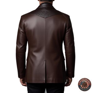 Puede incluir: Un blazer de cuero marr&oacute;n con canes&uacute; acolchado en los hombros. La vista trasera de la chaqueta muestra un corte entallado con cierre de un bot&oacute;n. El blazer tiene solapas cl&aacute;sicas y mangas largas. El logotipo de Leatherrabel es visible.