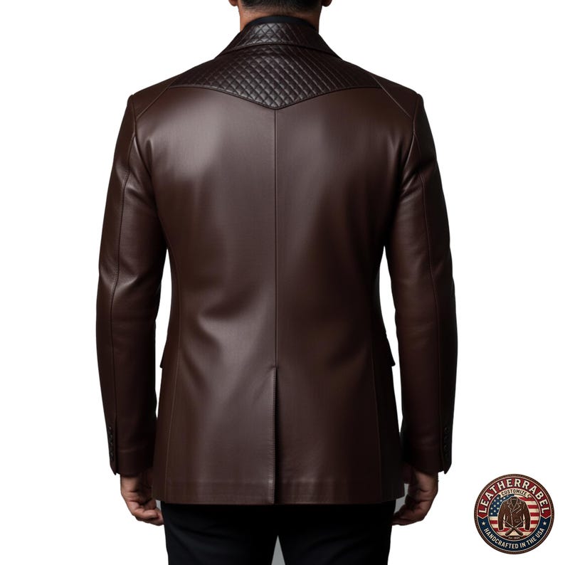 Puede incluir: Un blazer de cuero marr&oacute;n con canes&uacute; acolchado en los hombros. La vista trasera de la chaqueta muestra un corte entallado con cierre de un bot&oacute;n. El blazer tiene solapas cl&aacute;sicas y mangas largas. El logotipo de Leatherrabel es visible.