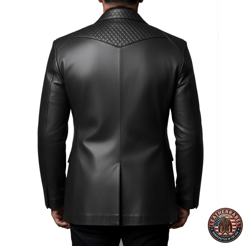 Puede incluir: Blazer de cuero negro con canes&uacute; acolchado en los hombros. El blazer tiene solapas con muescas, dos bolsillos delanteros y cierre de un bot&oacute;n. La espalda presenta una abertura central. El logotipo de LeatherRabel es visible en la esquina inferior derecha.