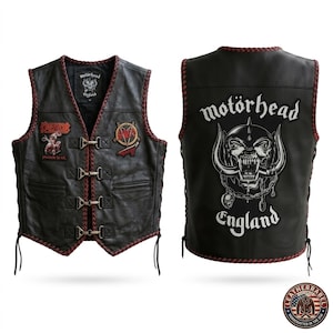 Puede incluir: Chaleco de cuero negro con ribete rojo y parches. La parte delantera presenta parches con texto y gráficos, mientras que la parte trasera muestra el logotipo de "Motörhead" y un diseño de calavera. El chaleco tiene un estilo motero clásico con cordones laterales ajustables.