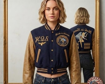 Chaqueta universitaria Made in Heaven, bomber de lana de cuerpo corto con mangas de cuero color canela.
