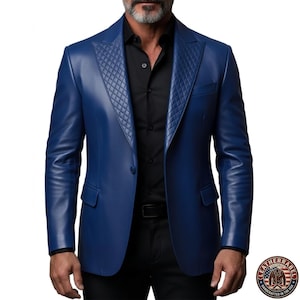 Puede incluir: Una vibrante blazer de cuero azul con detalles acolchados en las solapas. La blazer presenta un cierre de dos botones, un bolsillo en el pecho y mangas largas. El modelo lleva una camisa y pantalones negros. Hecho a mano en EE. UU.