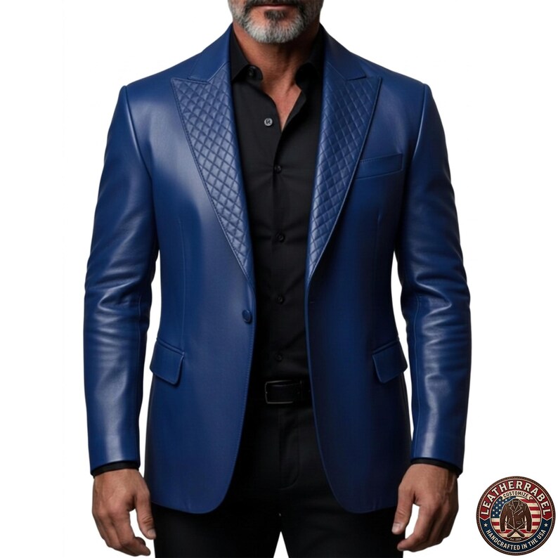 Puede incluir: Una vibrante blazer de cuero azul con detalles acolchados en las solapas. La blazer presenta un cierre de dos botones, un bolsillo en el pecho y mangas largas. El modelo lleva una camisa y pantalones negros. Hecho a mano en EE. UU.