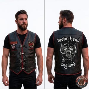 K&ouml;nnte beinhalten: Schwarze Lederweste mit roten N&auml;hten und Metallschnallen. Mit Aufn&auml;hern mit Bandlogos und dem Text "Motorhead England" auf dem R&uuml;cken. Eine klassische Bikerweste.