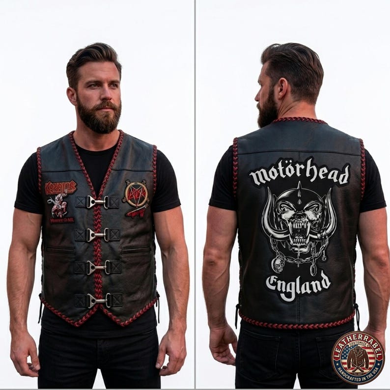K&ouml;nnte beinhalten: Schwarze Lederweste mit roten N&auml;hten und Metallschnallen. Mit Aufn&auml;hern mit Bandlogos und dem Text "Motorhead England" auf dem R&uuml;cken. Eine klassische Bikerweste.