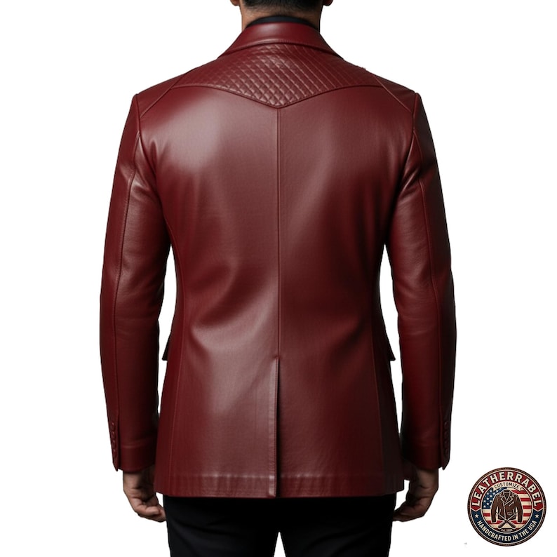 Puede incluir: Blazer de cuero burdeos con canes&uacute; acolchado en los hombros. La vista trasera muestra un corte entallado con cierre de dos botones y solapas con muescas. El blazer tiene un dise&ntilde;o cl&aacute;sico con un toque moderno.