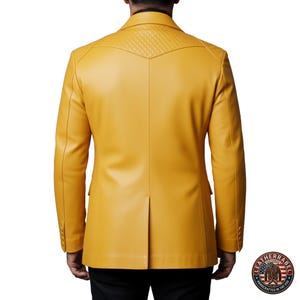 Puede incluir: Blazer de cuero amarillo mostaza con detalle de canes&uacute; acolchado. El blazer tiene cierre de dos botones y pu&ntilde;os abotonados. La vista trasera muestra un corte entallado y una peque&ntilde;a abertura en el dobladillo. El logo de Leatherrabel es visible.