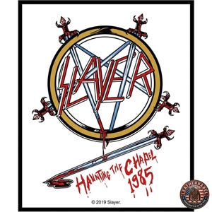 K&ouml;nnte beinhalten: Ein wei&szlig;es Grafikdesign mit dem Slayer-Logo, einem Pentagramm mit dem Bandnamen in Rot, Wei&szlig; und Blau. Der Text "Haunting the Chapel 1985" befindet sich darunter, mit Schwertern und Blutdetails.