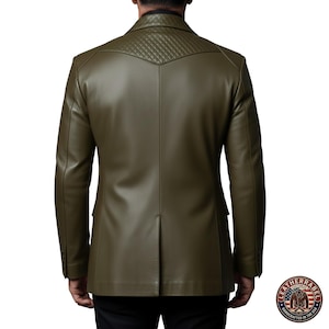 Puede incluir: Blazer de cuero verde oliva con canes&uacute; acolchado en los hombros. La vista trasera muestra un corte entallado, con cierre de dos botones y abertura en la parte trasera. El blazer es un dise&ntilde;o cl&aacute;sico, adecuado para ocasiones formales o semiformales.