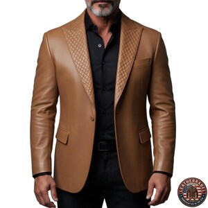 Puede incluir: Una blazer de cuero marr&oacute;n claro con un dise&ntilde;o acolchado en las solapas. La blazer tiene cierre de dos botones, solapa con muescas y dos bolsillos delanteros. El modelo lleva una camisa negra y pantalones negros. La blazer es de LeatherRabel, hecha a mano en EE. UU.